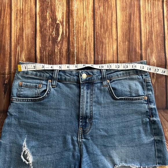 Wild Fable Women Distressed High Rise Mom Jean Shorts Size 10 - Picture 3 of 8